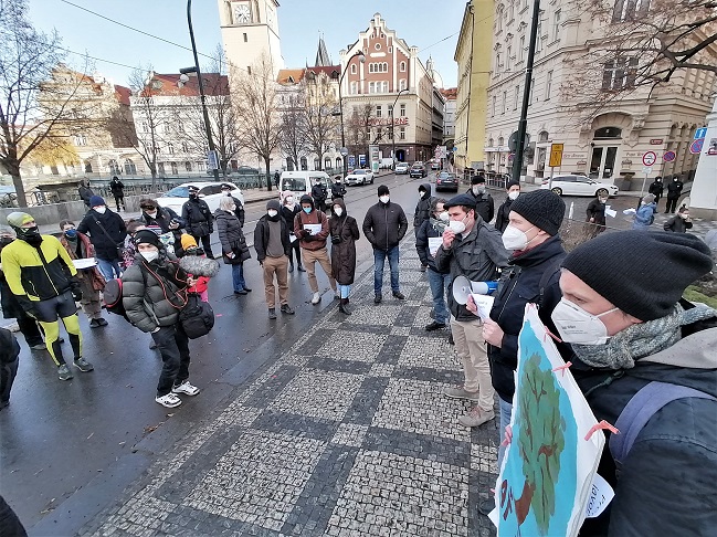 Demonstrace na záchranu javoru na Smetanově nábřeží, ráno 12. 3. 2021. Do megafonu mluví Vít Masare, vedle Pavel Čižinský a s plakátem Petr Kučera